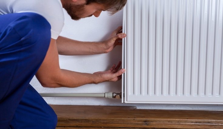 Hay radiadores con purgador automático, pero igualmente tienes que estar pendiente