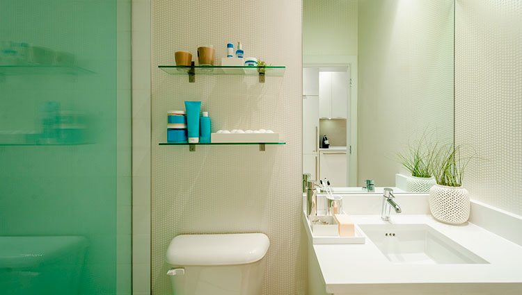 Aprovecha cada centímetro de pared para colocar estantes