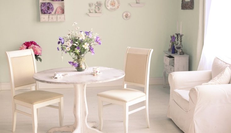 Los tonos claros como el blanco nuclear son más acertados para este tipo de decoración