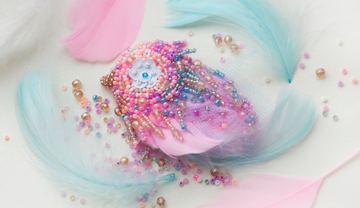 Las plumas le darán un toque muy original