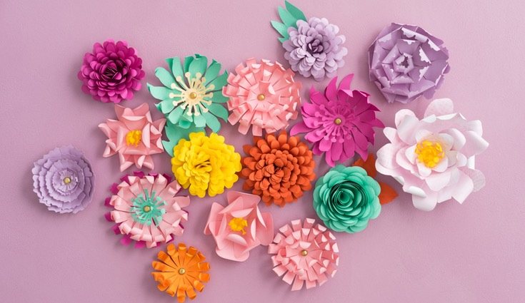 Incorpora las flores para completar el diseño