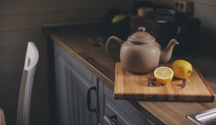 Utiliza una tabla de madera para separar los elementos de la cocina