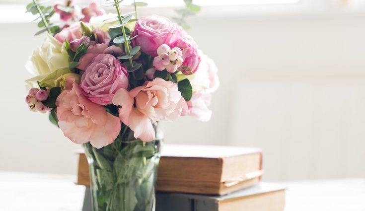 Rocía con laca los pétalos de las flores para que se vean más bonitos