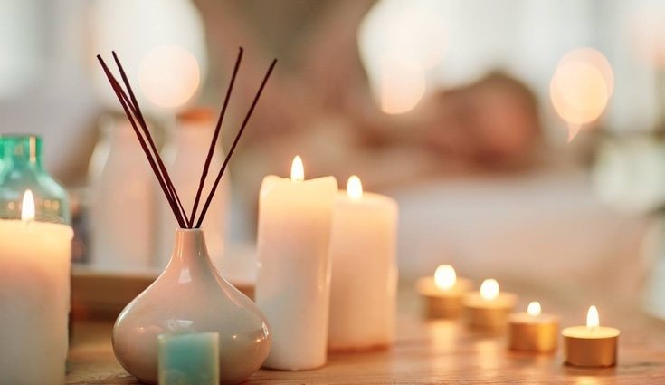 Velas con llamas de diferente forma y tamaño