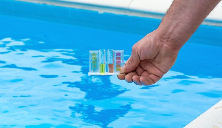 No debes olvidar hacer el control de agua de tu piscina