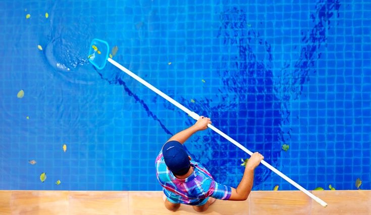 Es bueno ir limpiando la suciedad que caiga en la piscina si no puedes cubrirla