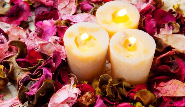 Combina los pétalos de flores con un conjunto de velas