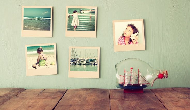 Llena una pared de fotos o de otros recuerdos para darle un estilo original y moderno