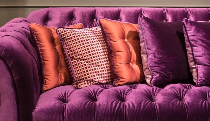 Cualquier sofá o sillón es bueno para añadir terciopelo