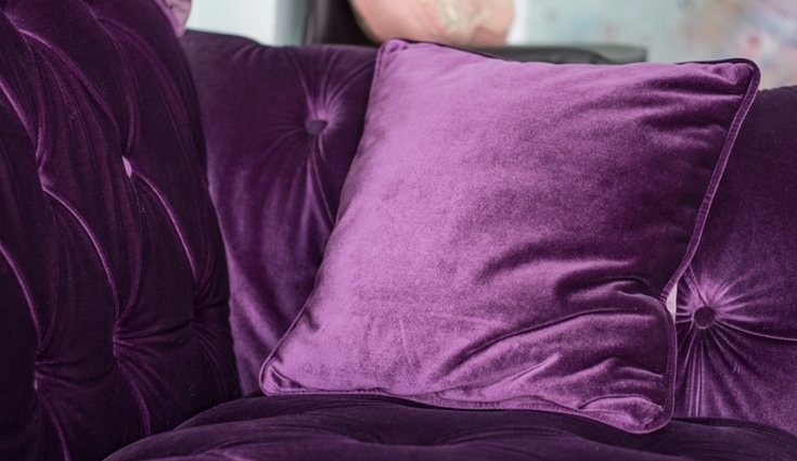 Los cojines con terciopelo aportan el toque adecuado de elegancia