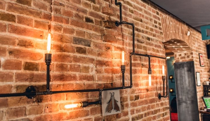 Es una buena idea optar por utilizar cañerías oxidadas para las paredes de nuestro hogar