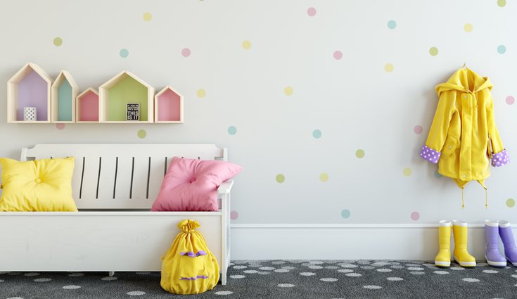 También se puede dar un toque distintos al cuarto con un papel pintado