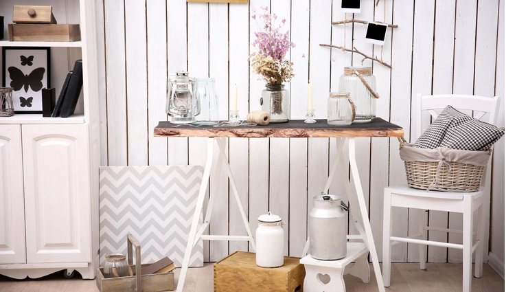 Los tablones de madera y las cestas de mimbre son ideales para este tipo de estilo