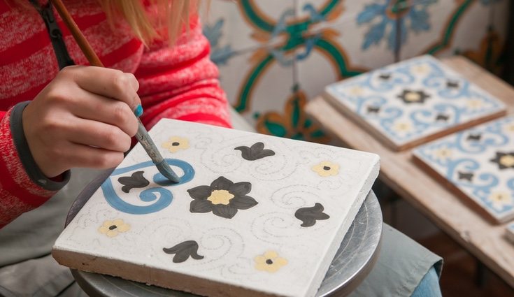 Puedes cambiar el estilo del azulejo con solo un poco de pintura