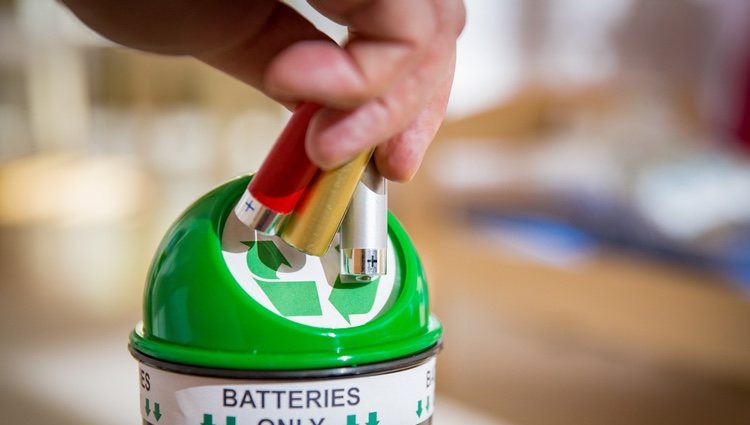 Guardar las pilas usadas en recipientes de plástico es una gran idea dada su composición