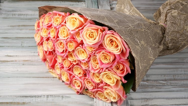 Los periódicos viejos son también útiles para hacer un original ramo de flores