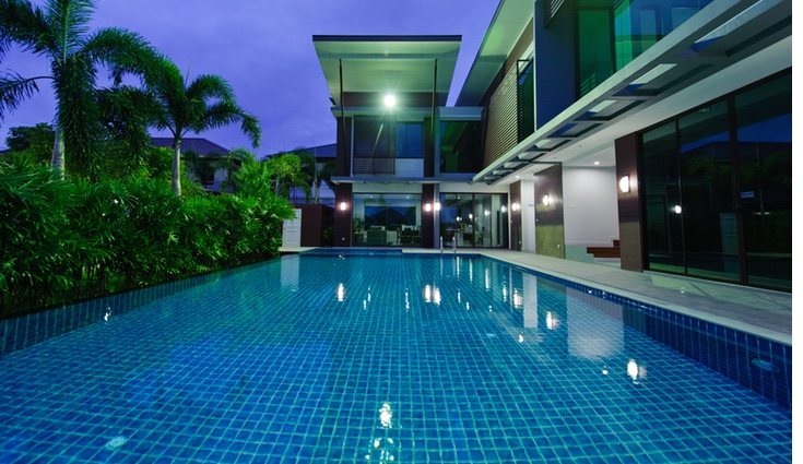 Los cloradores salinos son unos dispositivos que se instalan en la piscina y usan el agua salada para generar cloro