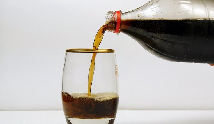 Aunque sea sorprendente, la coca cola es muy útil para reparar un fregadero atascado