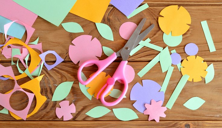 Puedes entretener a los más pequeños y que te ayuden a dibujar o diseñar tus flores