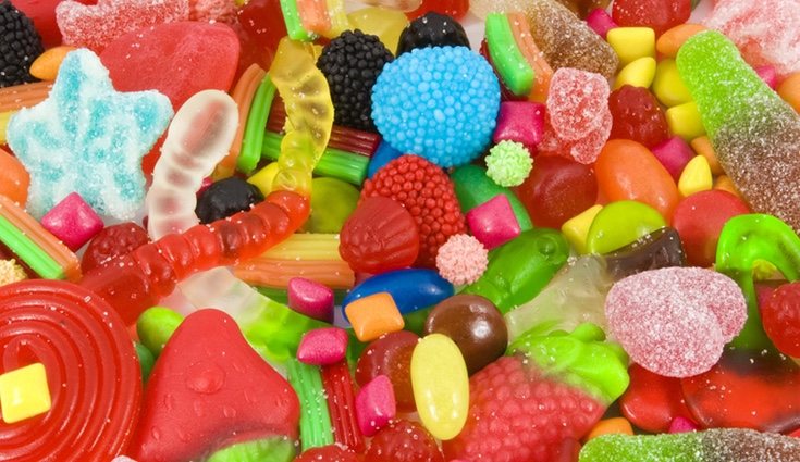 Añadir los dulces es el paso más divertido de hacer una piñata