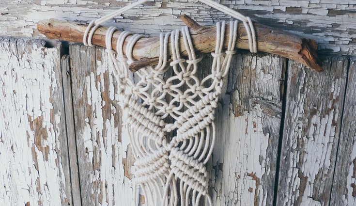 Si no tienes el tiempo para dedicarle a un tapiz, también se pueden adquirir uno