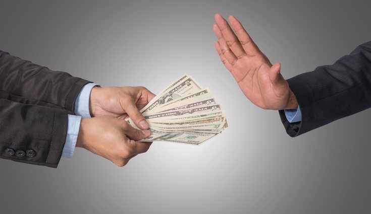 Aceptar dinero de otra persona puede ser una de las tareas más incómodas para las personas