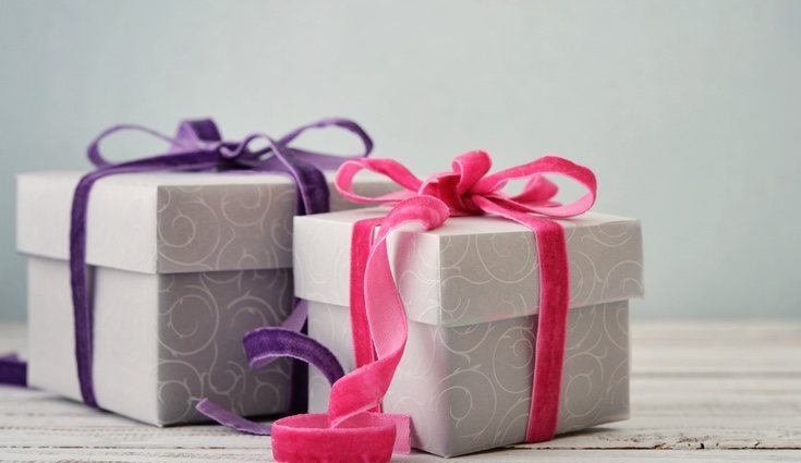 Hacer un regalo puede hacer que la otra persona acepte el dinero de mejor agrado