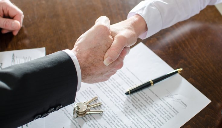 Firmar un contrato entre ambas partes es conveniente al la hora de hacer un préstamo