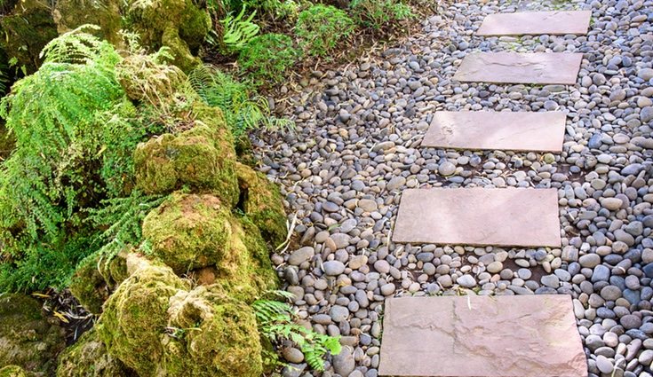 Los suelos de gravilla so una buena opción para decorar el jardín