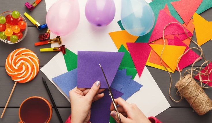 Ayúdate de alfileres para que te sea más fácil coser los banderines a la cuerda