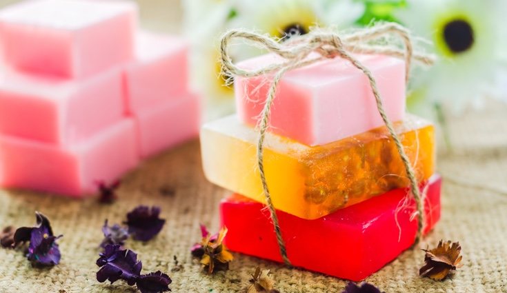 Regalar jabón casero puede ser un regalo muy bonito y original 