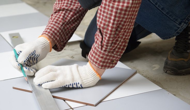 Echa cemento tanto en la pared o suelo como en la baldosa o azulejo