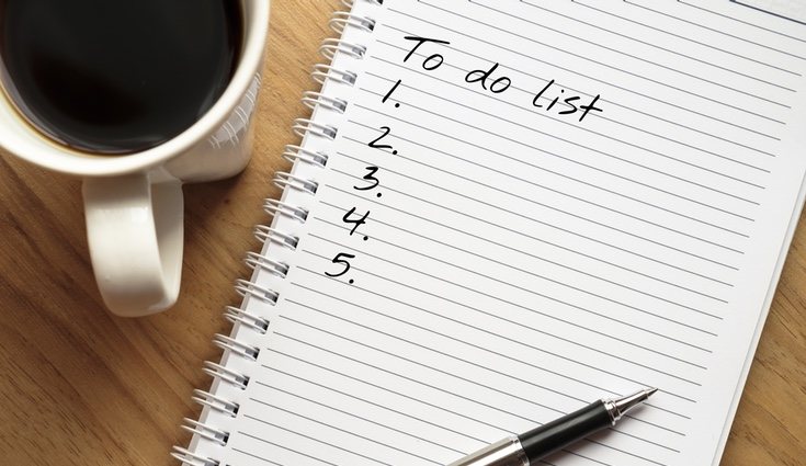 Hacer una lista y organizar los conjuntos de ropa pueden ser de ayuda para no llevarte más de lo necesario