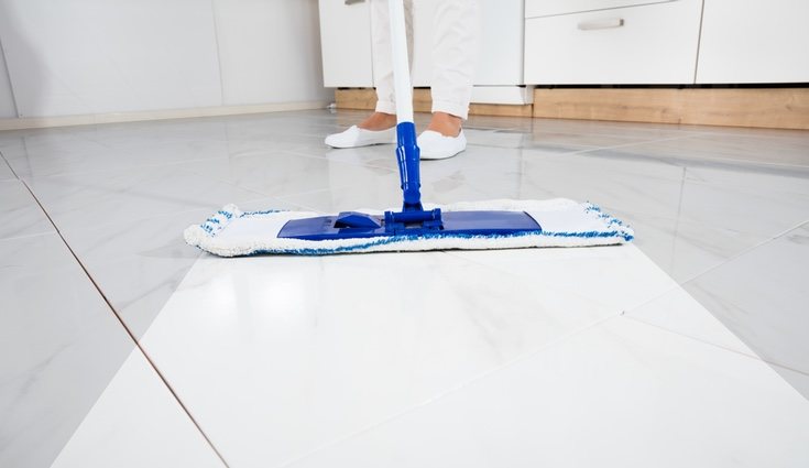 En suelos de color blanco la suciedad y el polvo son mucho más visibles que en colores más oscuros