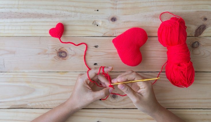 El primer paso para comenzar a tejer es coger los puntos