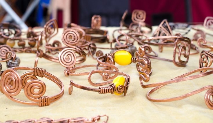 Hay muchos tipos pulseras y anillos de alambre, tan solo debemos encontrar el que más nos guste