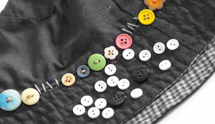 Coser complementos sobre tela es una de las últimas tendencias que ahora podrás revolucionar con los botones