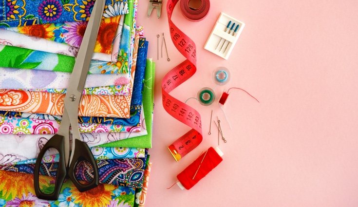 Ayúdate de unas tijeras para dar al fabric tape la forma que te venga mejor