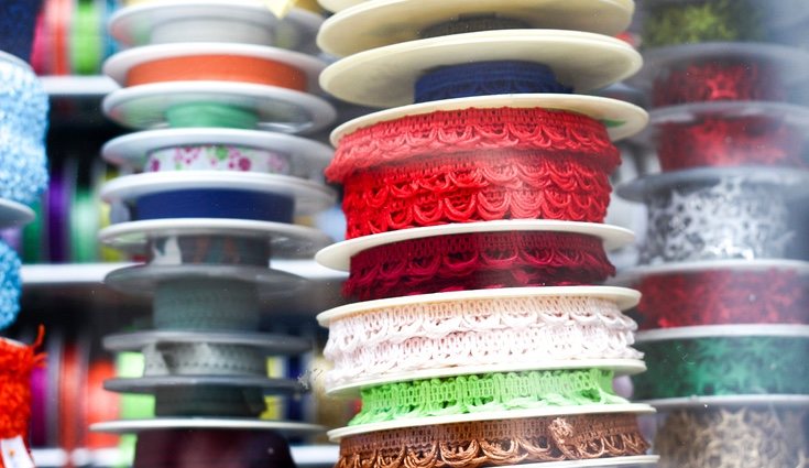 Existen fabric tapes con apariencia de bordados que son perfectos para contornear los objetos