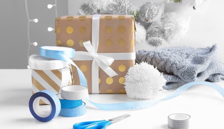 Los pompones de lana son ideales para decorar el envoltorio de un regalo