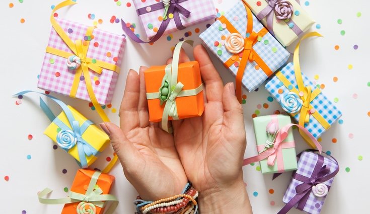 Utiliza papeles e hilos de diferentes colores