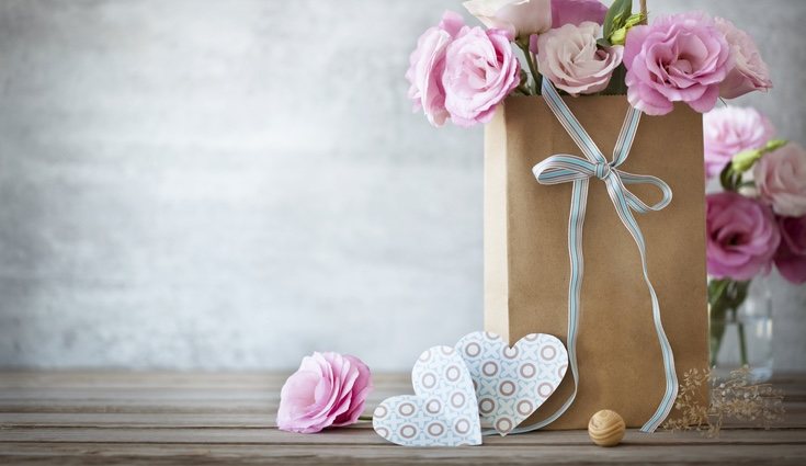 Utiliza flores para decorar el envoltorio de tus regalos