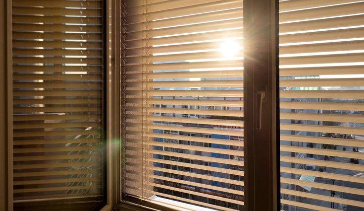 Baja las persianas y mantén la casa cerrada para que no entre el calor de fuera