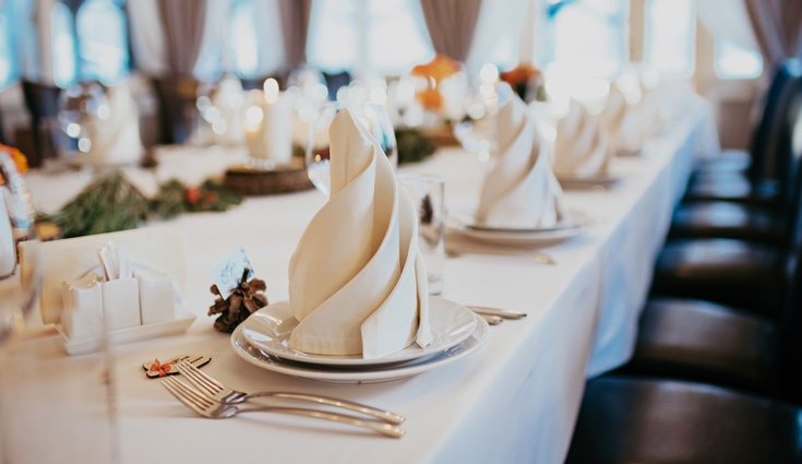 Hay multitud de formas de doblar las servilletas de manera decorativa