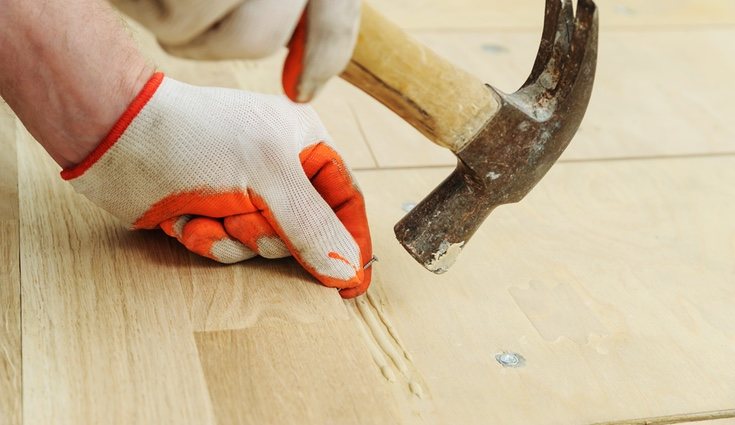 En las esquinas del parquet se debe de colocar una pieza en un rincón con la escuadra para que no haya errores