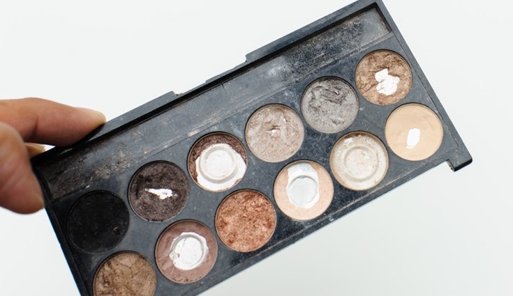 Además que que te puede dar una reacción alérgica, el maquillaje caducado ocupa espacio de forma innecesaria