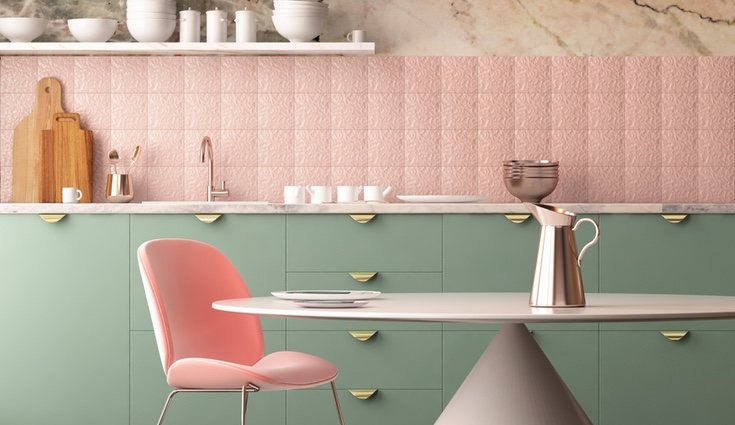 Cojines, cortinas, incluso sillones de colores alegrarán tu casa