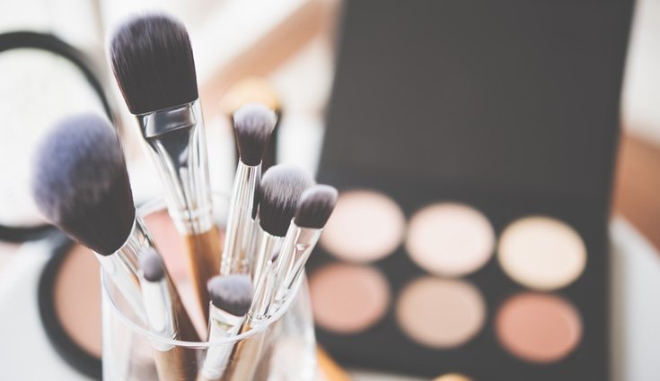 La forma de guardar el maquillaje depende de la cantidad que tengamos, eso sí, casi siempre se guarda en el baño