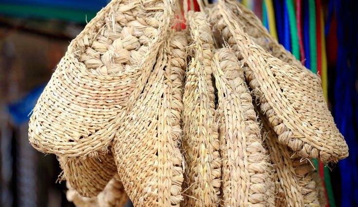 Las zapatillas de esparto son el elemento que más recordamos del material