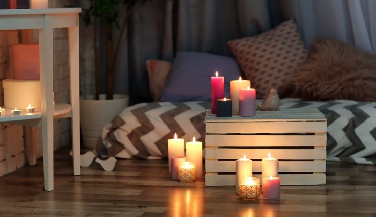 La decoración puede tomar un toque especial con el uso de velas de diferentes formas, colores e incluso olores